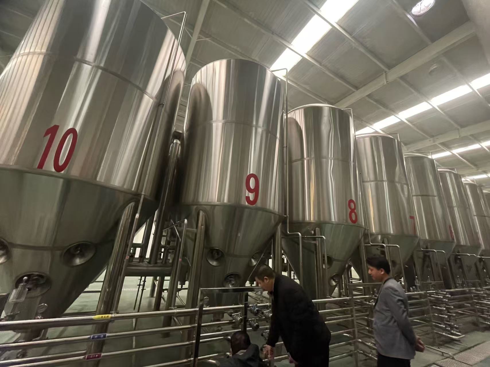 成都精酿啤酒设备厂—平面布置、设备设计、制造、调试、培训等一条龙服务